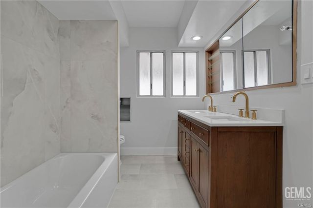 5631 Park Oak Place, Los Angeles, CA 90068