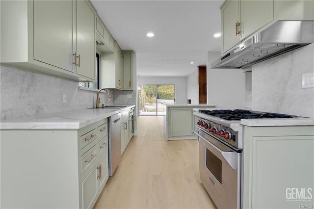 5631 Park Oak Place, Los Angeles, CA 90068