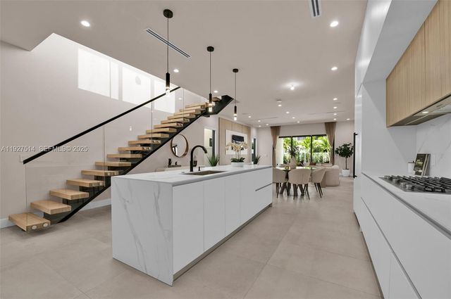 915 NE 17th Ter, Fort Lauderdale, FL 33304