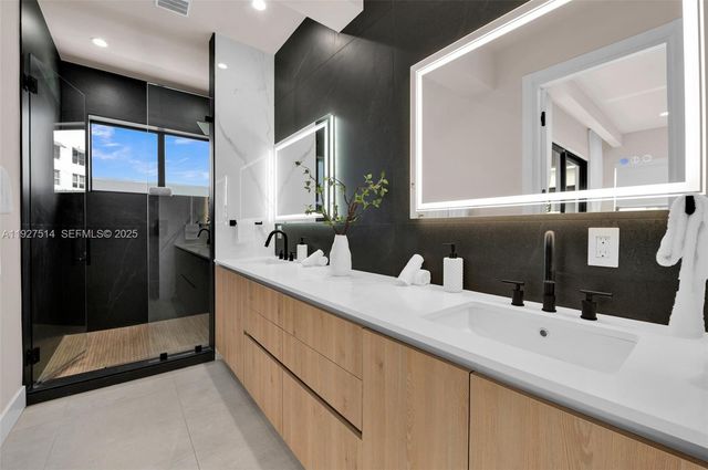 915 NE 17th Ter, Fort Lauderdale, FL 33304