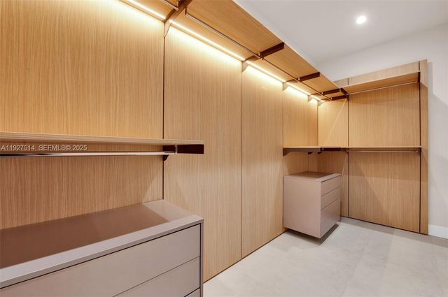 915 NE 17th Ter, Fort Lauderdale, FL 33304