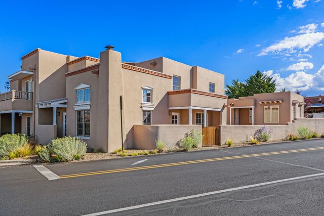 41 E Via Plaza Nueva, Santa Fe, NM 87507