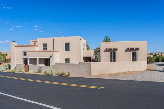 41 E Via Plaza Nueva, Santa Fe, NM 87507