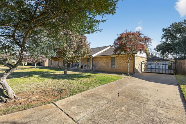 212 Edgewood Drive, Highland Village, TX 75077