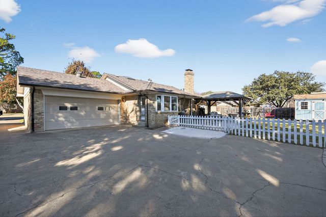 212 Edgewood Drive, Highland Village, TX 75077