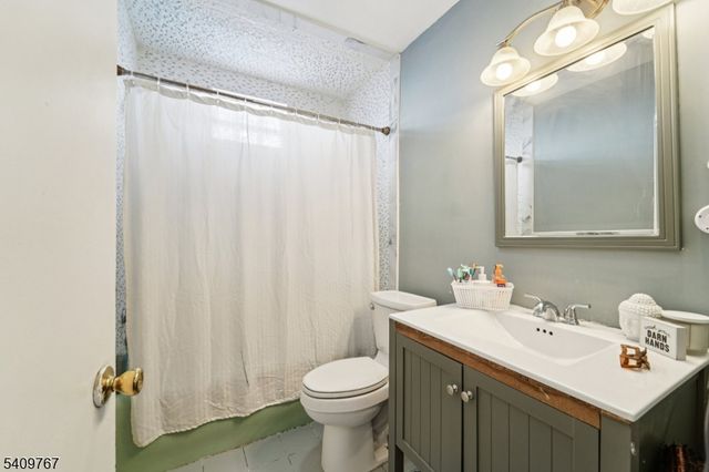 164 Farnham Ave, Lodi Boro, NJ 07644