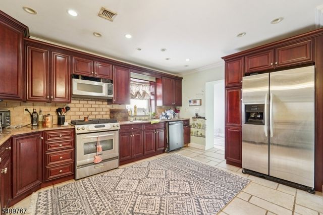 164 Farnham Ave, Lodi Boro, NJ 07644