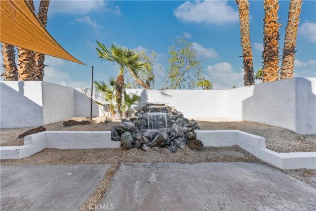 1033 E Via Escuela, Palm Springs, CA 92262