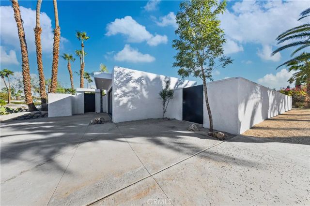 1033 E Via Escuela, Palm Springs, CA 92262