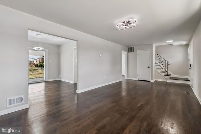 6815 ROLLING RD, Springfield, VA 22152