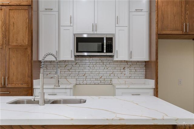 613 Tower Oak Drive, Alamo, TX 78516