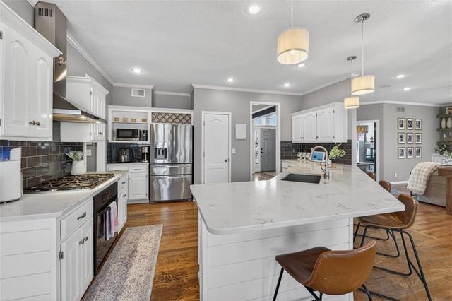 2612 SW Wintercreek Drive, Lee's Summit, MO 64081