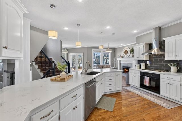 2612 SW Wintercreek Drive, Lee's Summit, MO 64081