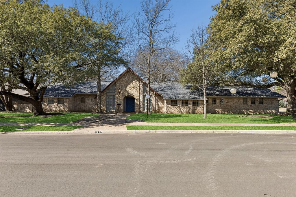 1717 Live Oak Drive, Irving, TX 75061