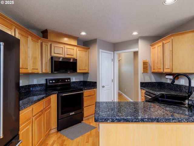 415 Nw KOTRIK Pl, Beaverton, OR 97006