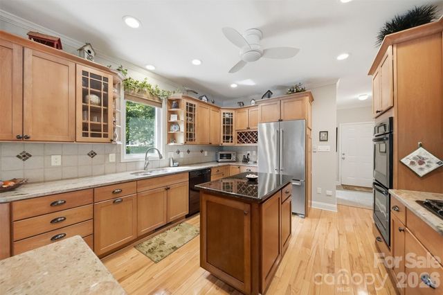 65 King Arthurs Court, Hickory, NC 28601