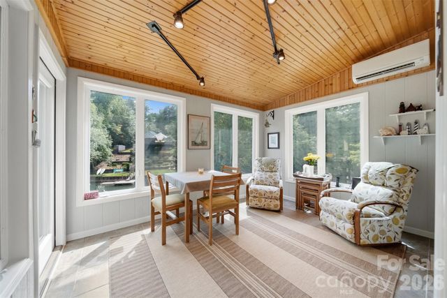 65 King Arthurs Court, Hickory, NC 28601