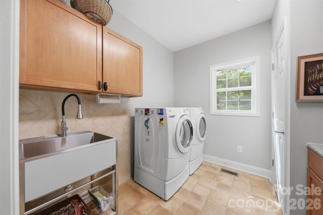 65 King Arthurs Court, Hickory, NC 28601