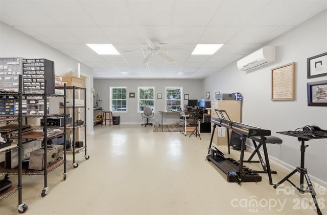 65 King Arthurs Court, Hickory, NC 28601