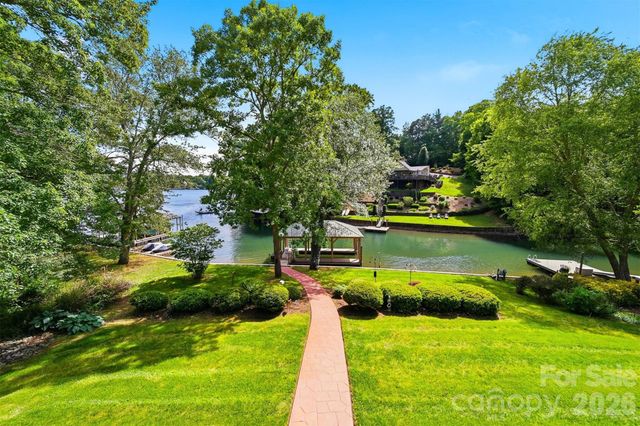 65 King Arthurs Court, Hickory, NC 28601