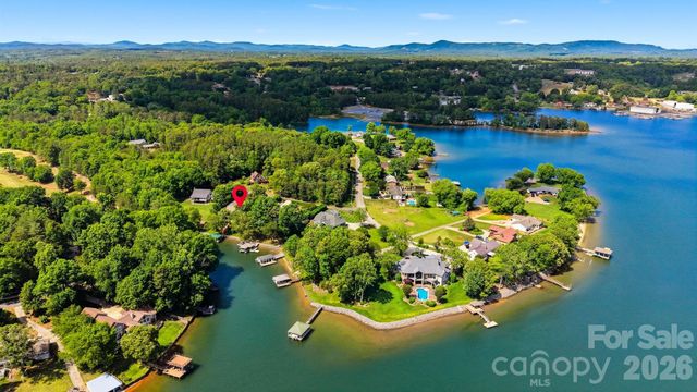 65 King Arthurs Court, Hickory, NC 28601