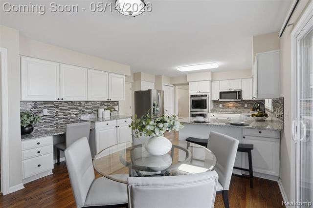 25882 Venetian Court, Novi, MI 48374