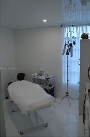 9682 Fontainebleau Blvd 203, Miami, FL 33172