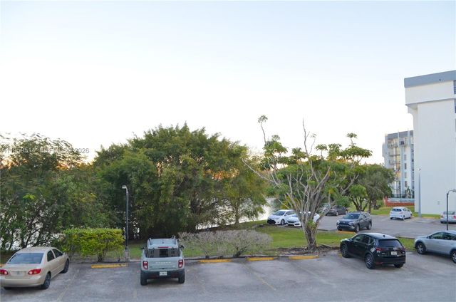 9682 Fontainebleau Blvd 203, Miami, FL 33172