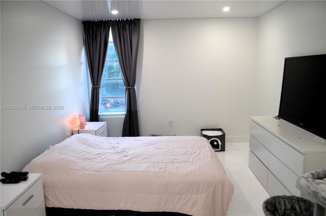 9682 Fontainebleau Blvd 203, Miami, FL 33172