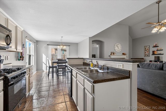 3214 Debbie Lane, Bartlesville, OK 74006