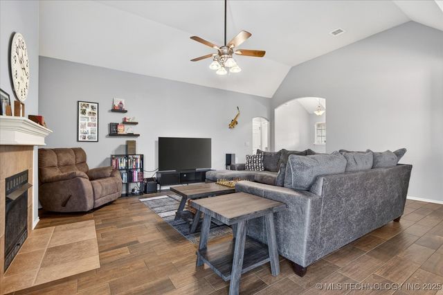 3214 Debbie Lane, Bartlesville, OK 74006