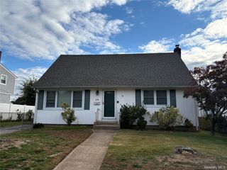 32 Winding Road, Hicksville, NY 11801