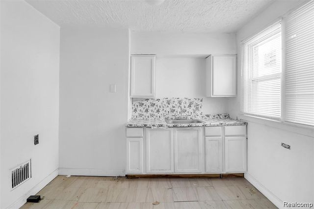 15354 Stansbury Street, Detroit, MI 48227