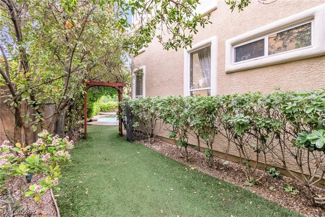 1000 Meadowleah Street, Las Vegas, NV 89145