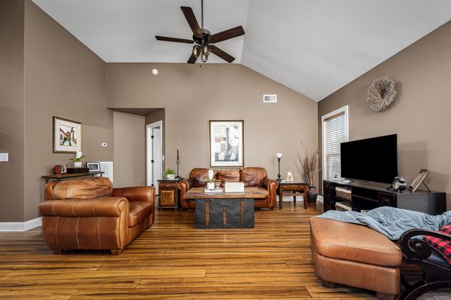 8359 Manor Farm Dr, Murfreesboro, TN 37129