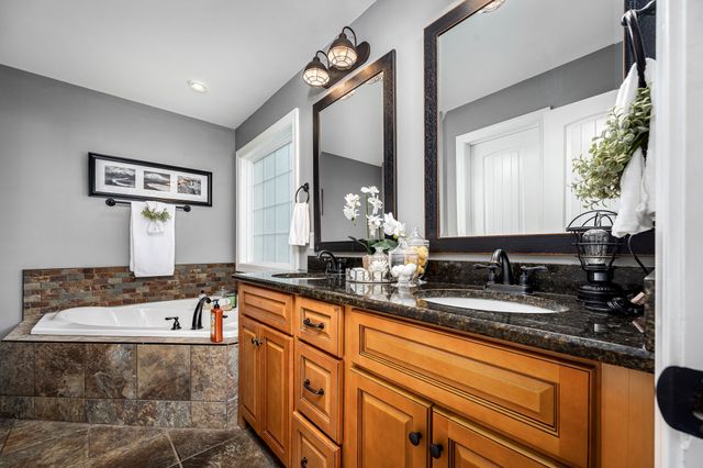 8359 Manor Farm Dr, Murfreesboro, TN 37129