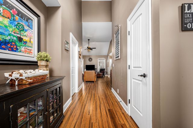 8359 Manor Farm Dr, Murfreesboro, TN 37129