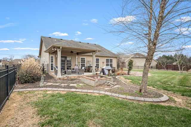 8359 Manor Farm Dr, Murfreesboro, TN 37129