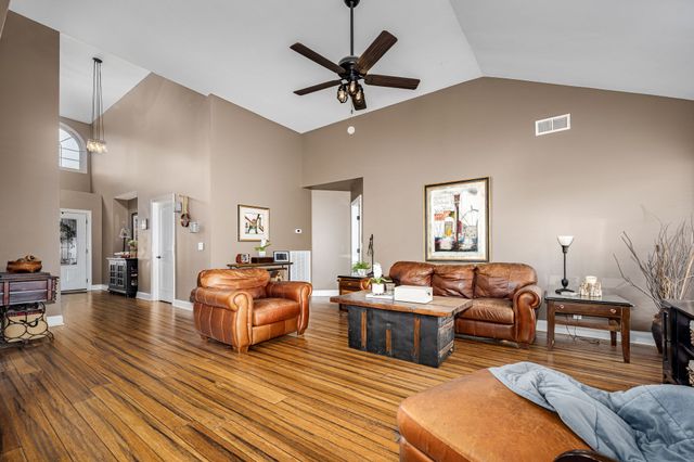 8359 Manor Farm Dr, Murfreesboro, TN 37129