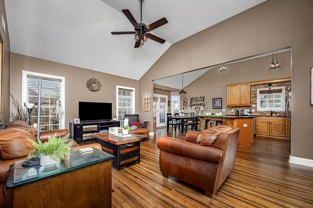 8359 Manor Farm Dr, Murfreesboro, TN 37129