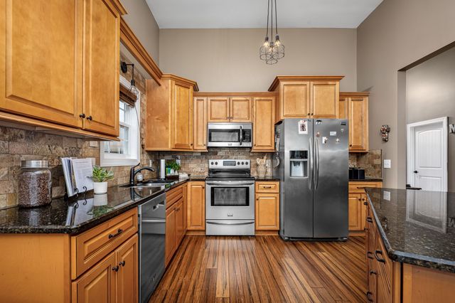 8359 Manor Farm Dr, Murfreesboro, TN 37129