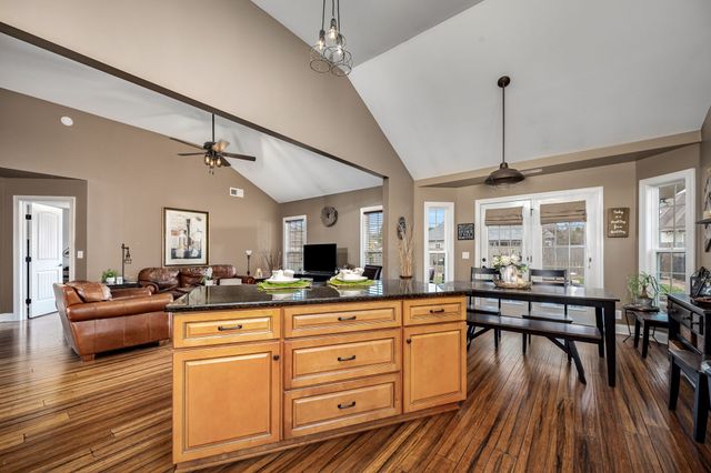 8359 Manor Farm Dr, Murfreesboro, TN 37129