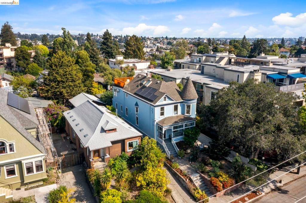 Image 10 of property listing at 550 Vernon St, Oakland, CA 94610