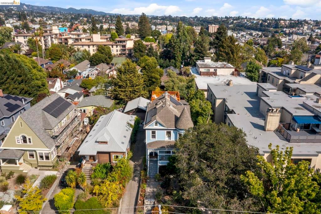 Image 11 of property listing at 550 Vernon St, Oakland, CA 94610