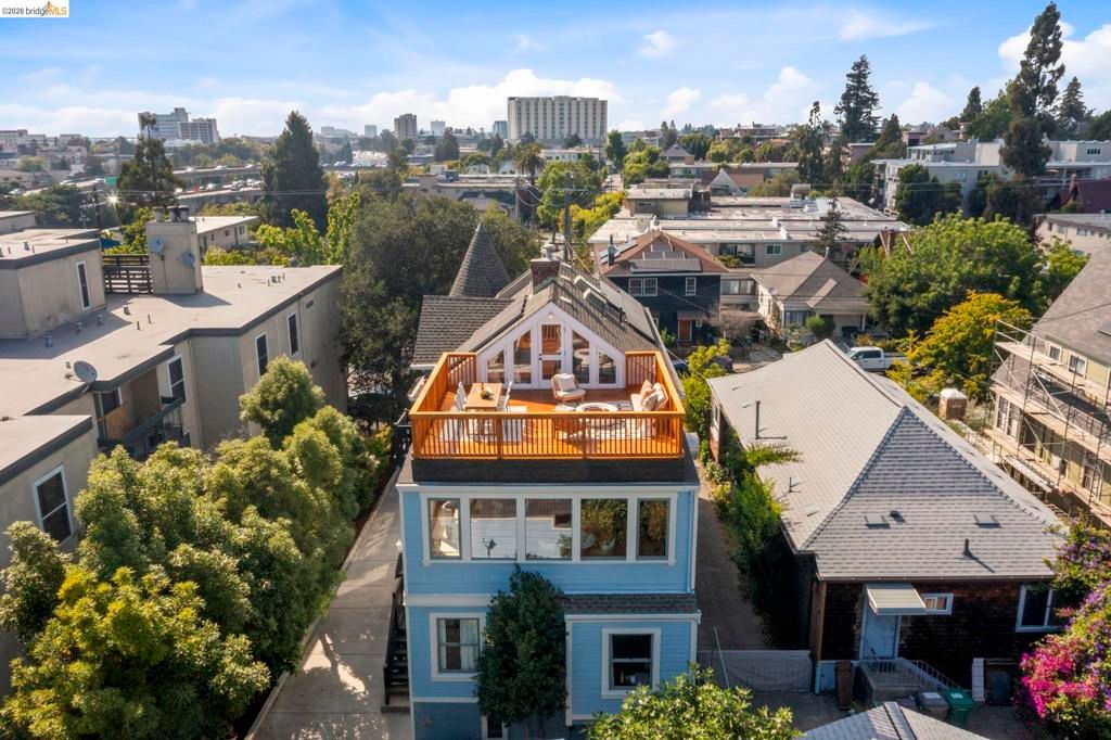 Image 15 of property listing at 550 Vernon St, Oakland, CA 94610