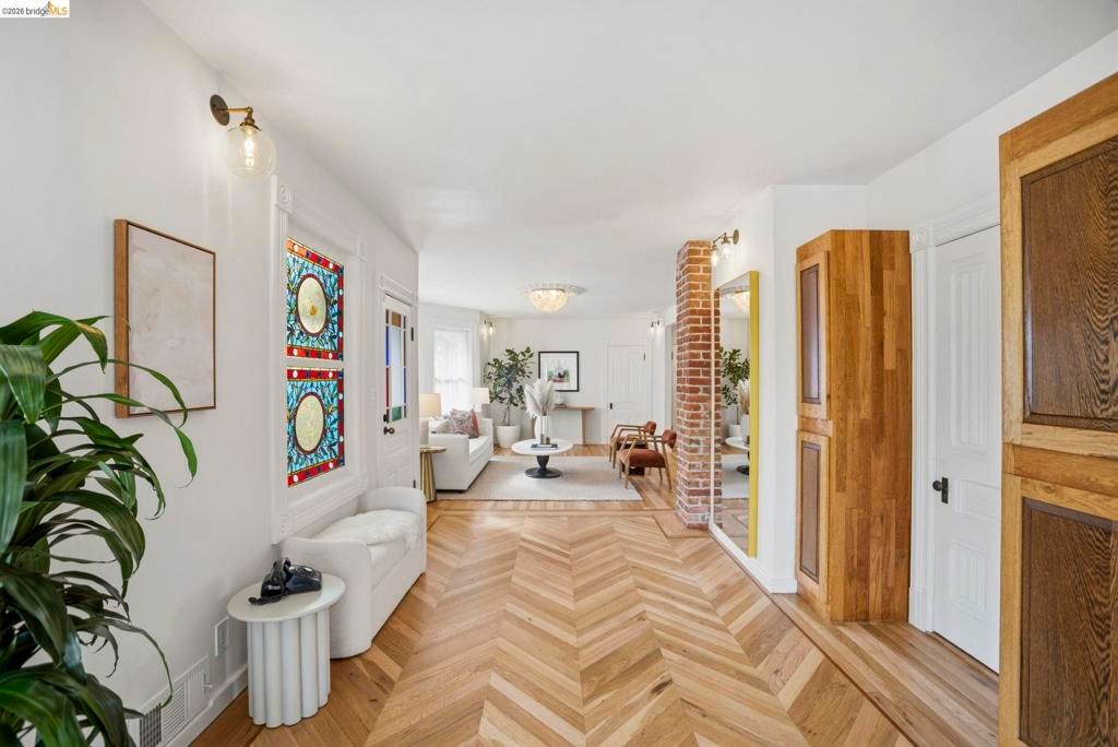 Image 26 of property listing at 550 Vernon St, Oakland, CA 94610
