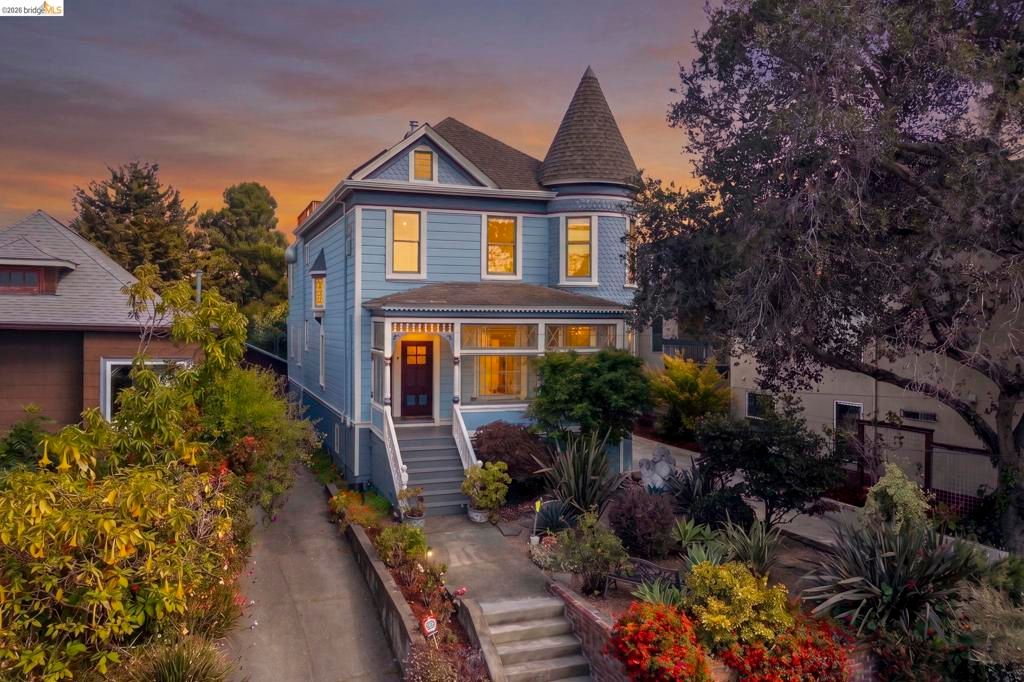 Image 3 of property listing at 550 Vernon St, Oakland, CA 94610