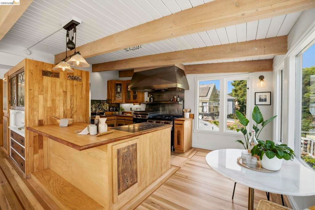 Image 36 of property listing at 550 Vernon St, Oakland, CA 94610
