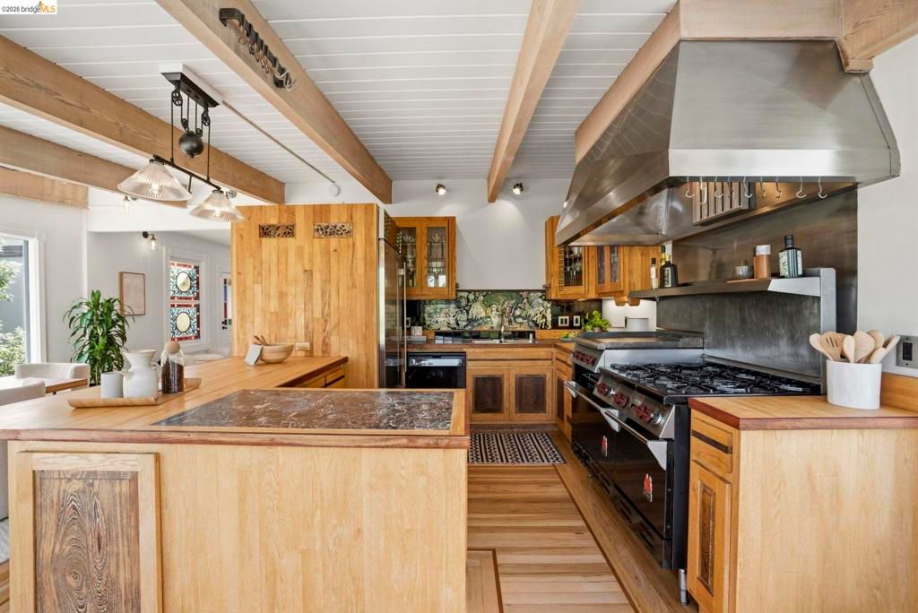 Image 37 of property listing at 550 Vernon St, Oakland, CA 94610