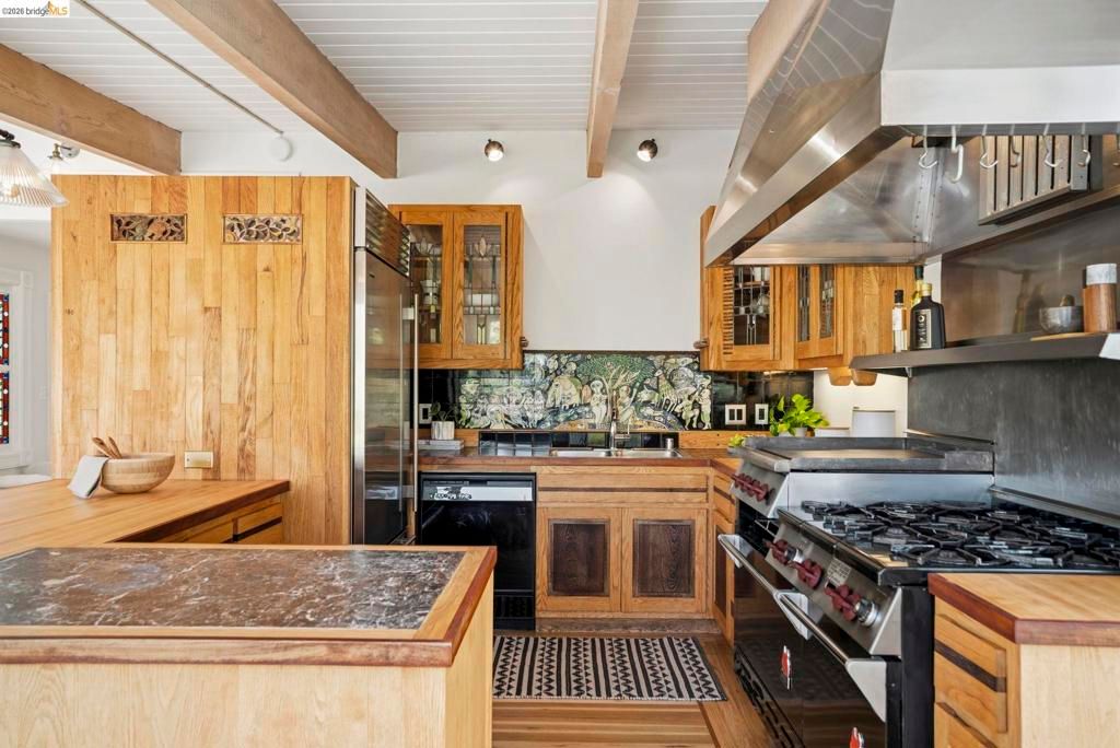 Image 38 of property listing at 550 Vernon St, Oakland, CA 94610